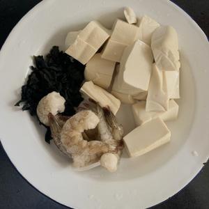 海带芽豆腐虾仁汤的做法 步骤1