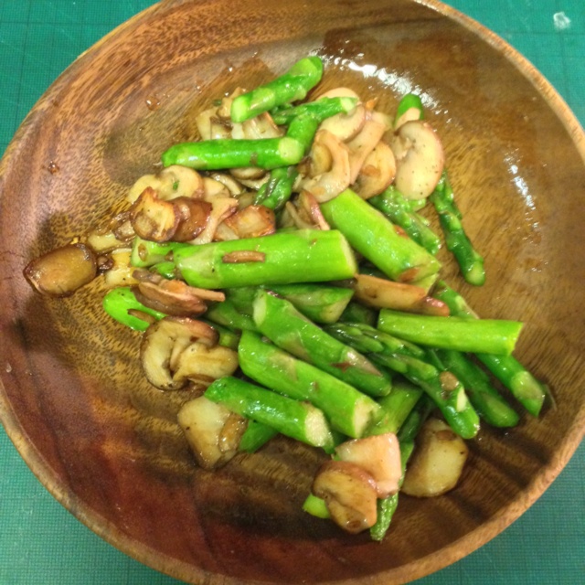 芦笋炒蘑菇