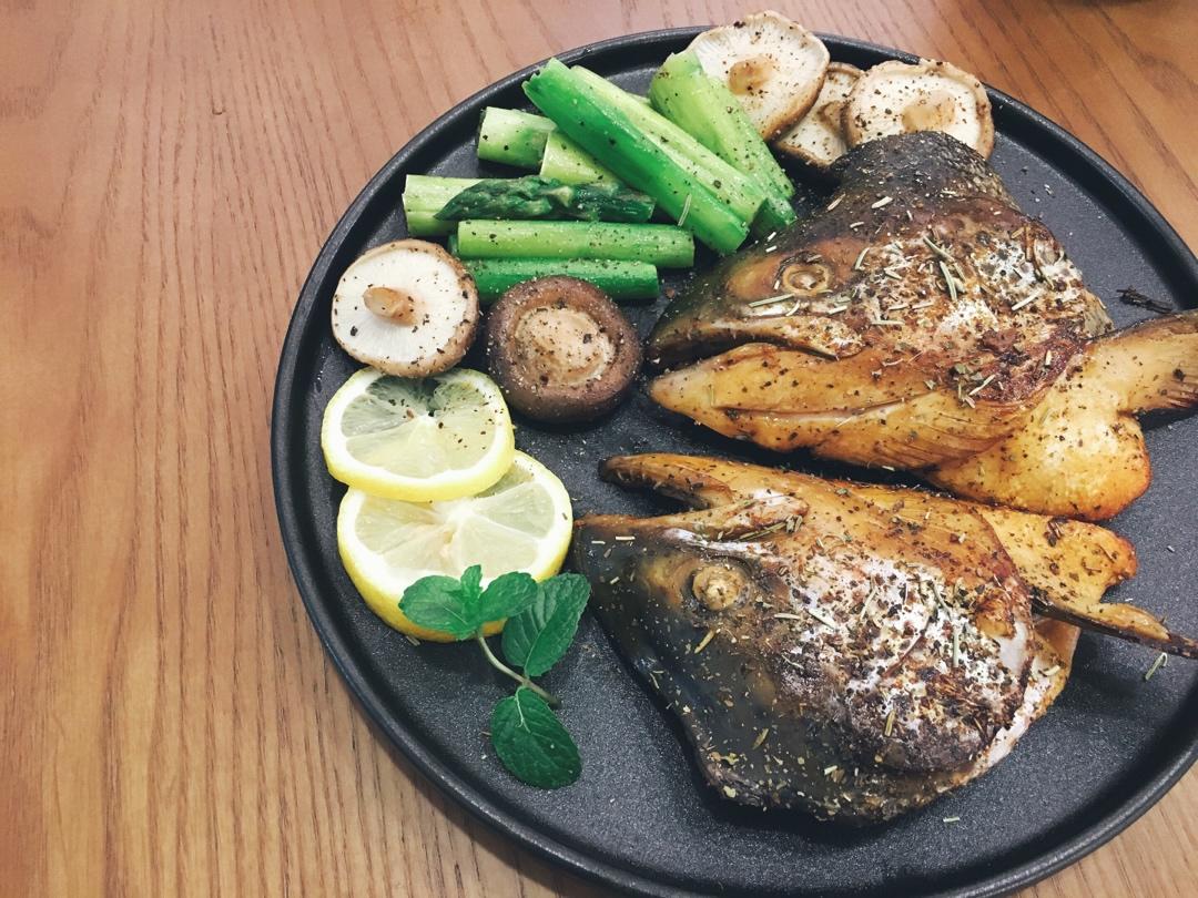 不输日料店的烤三文鱼头