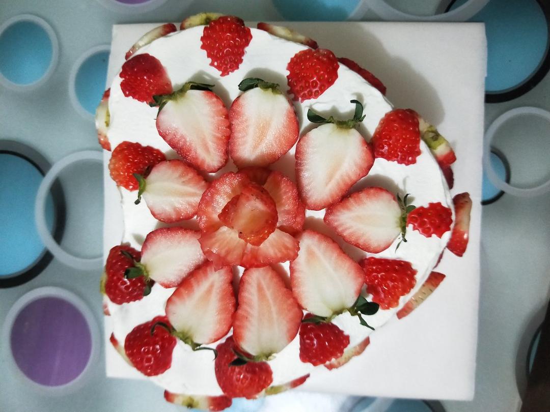 鲜奶草莓心形蛋糕
