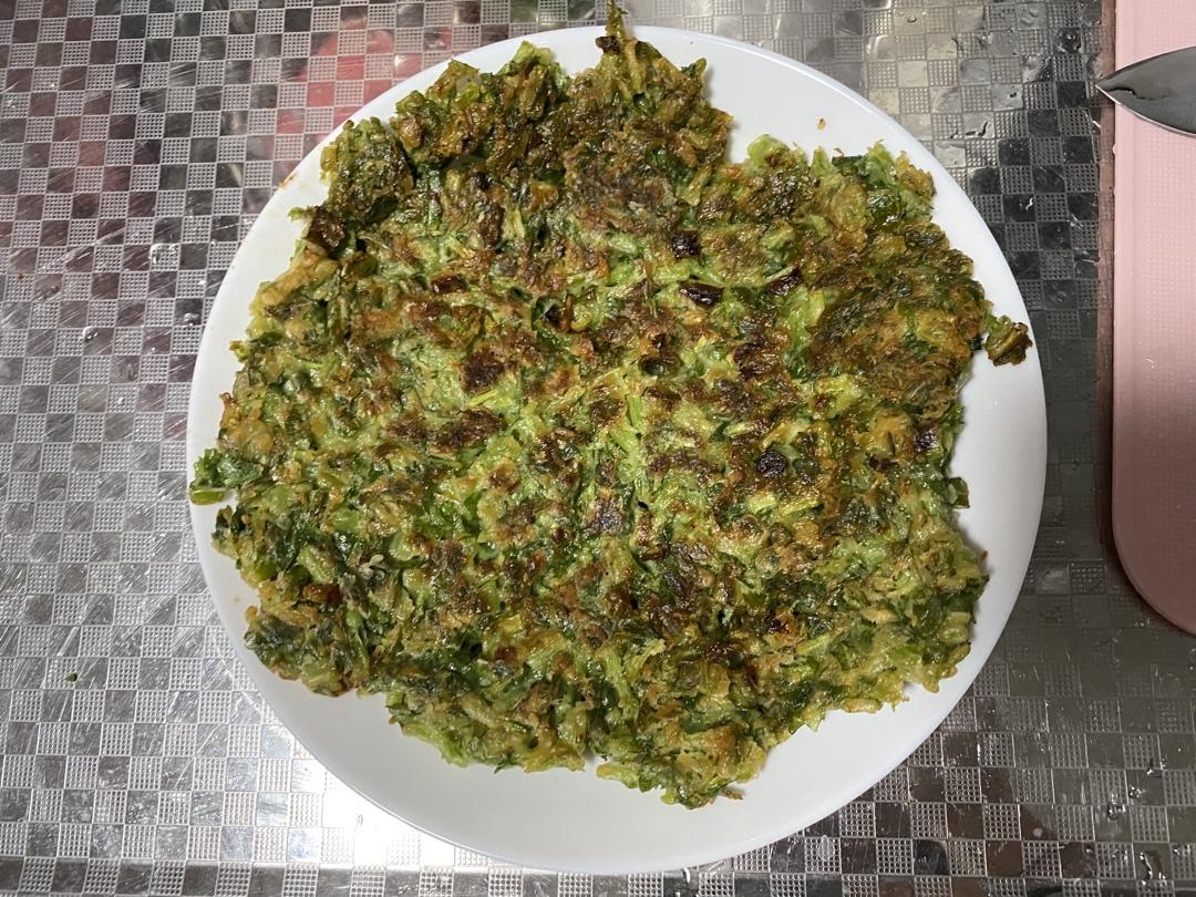 煎茼蒿粑粑，哎呀，真的是太喜欢这个味道啦！😅