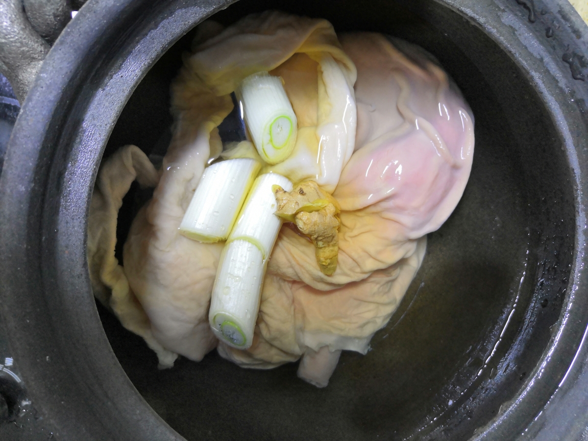 酸菜杏鲍菇烧肥肠的做法 步骤3