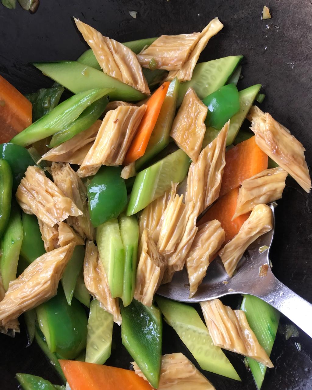 雪咩咩下厨房做的腐竹木耳黄瓜炒