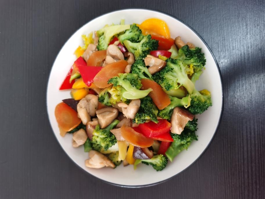 鸡腿丁炒香菇西兰花的做法