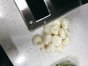 豌豆炒荸荠的做法 步骤2