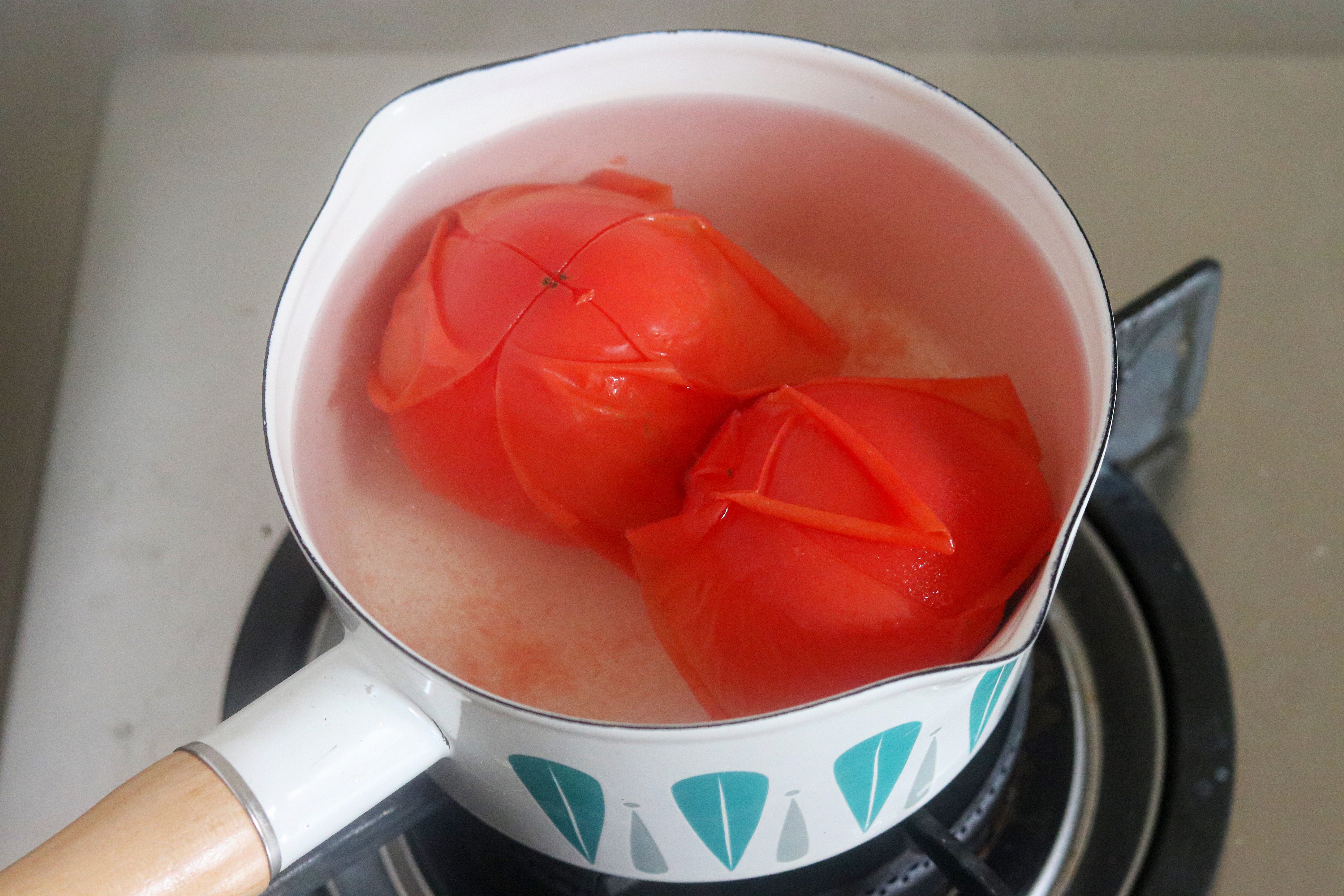 西红柿鸡蛋汤￨万里挑一的做法 步骤1