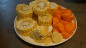 胡萝卜玉米鸭架汤的做法 步骤2