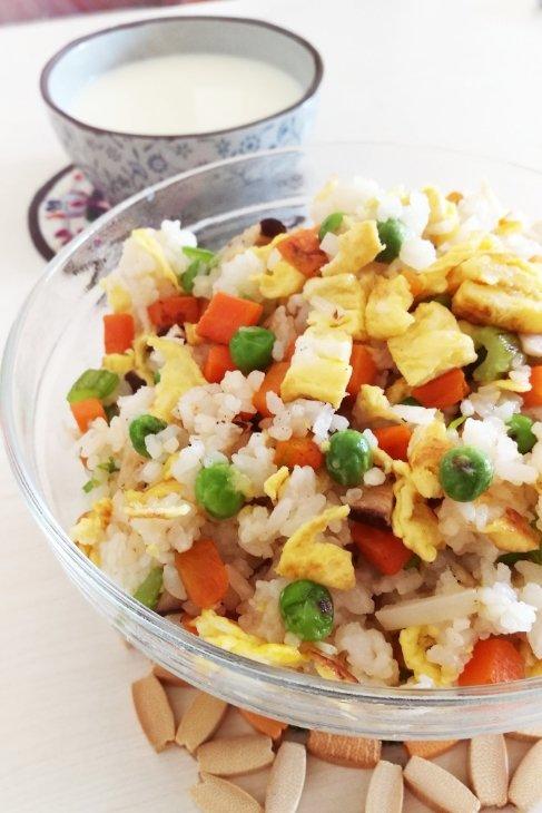 玉米豌豆胡萝卜牛肉鸡蛋炒饭