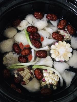 汤汤水水—猴头菇红枣玉米鸡汤的做法 步骤1