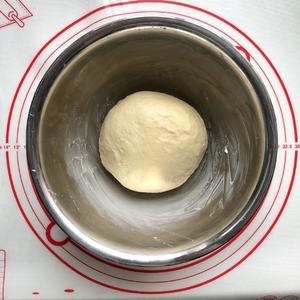 初学者手揉奶盐面包卷的做法 步骤2