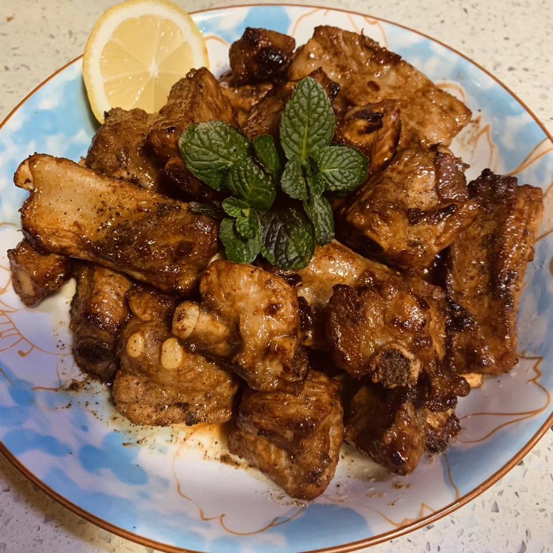 我家排骨从不红烧，加一些大蒜，出锅香喷喷，孩子吃完舔手指