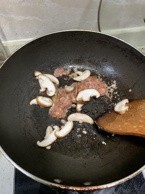 榄菜肉末香菇炒饭的做法 步骤2
