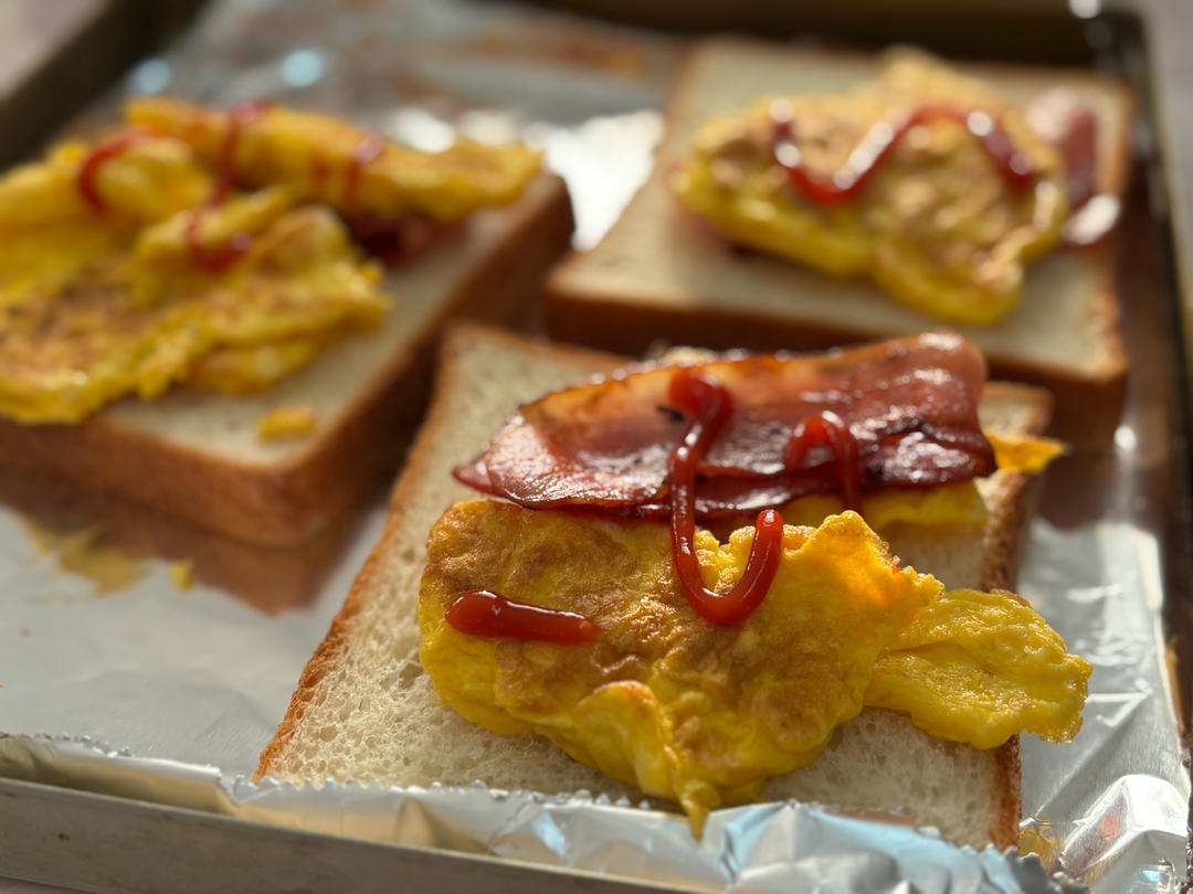 培根火腿鸡蛋三明治