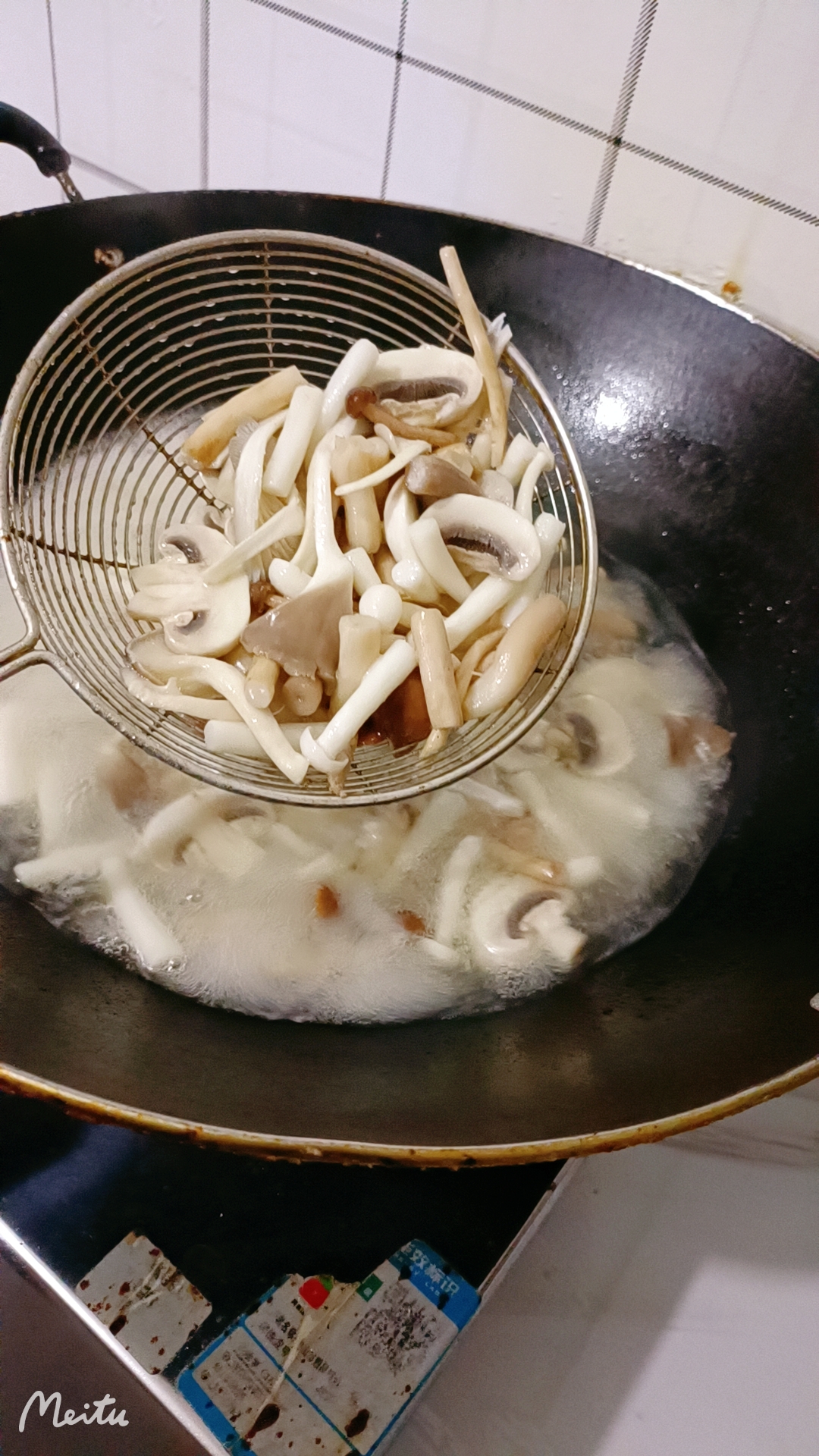 小炒菌菇(一道有情怀的菜)的做法 步骤6