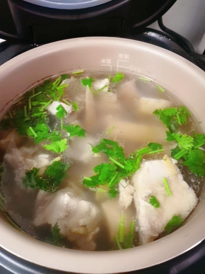 榴莲排骨汤——滋阴补阳      榴莲因它独特的气味让喜欢的人甘之如饴，不喜欢的则闻之作呕。殊不知榴莲的营养价值正体现于这种特殊的味道中哦!这种馥郁的气味造就了榴莲的一大功效，就是开胃、促进食欲。