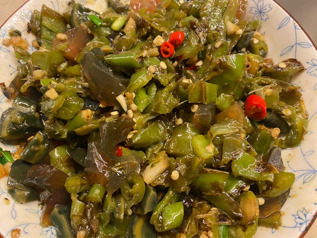 好吃的擂椒皮蛋的做法