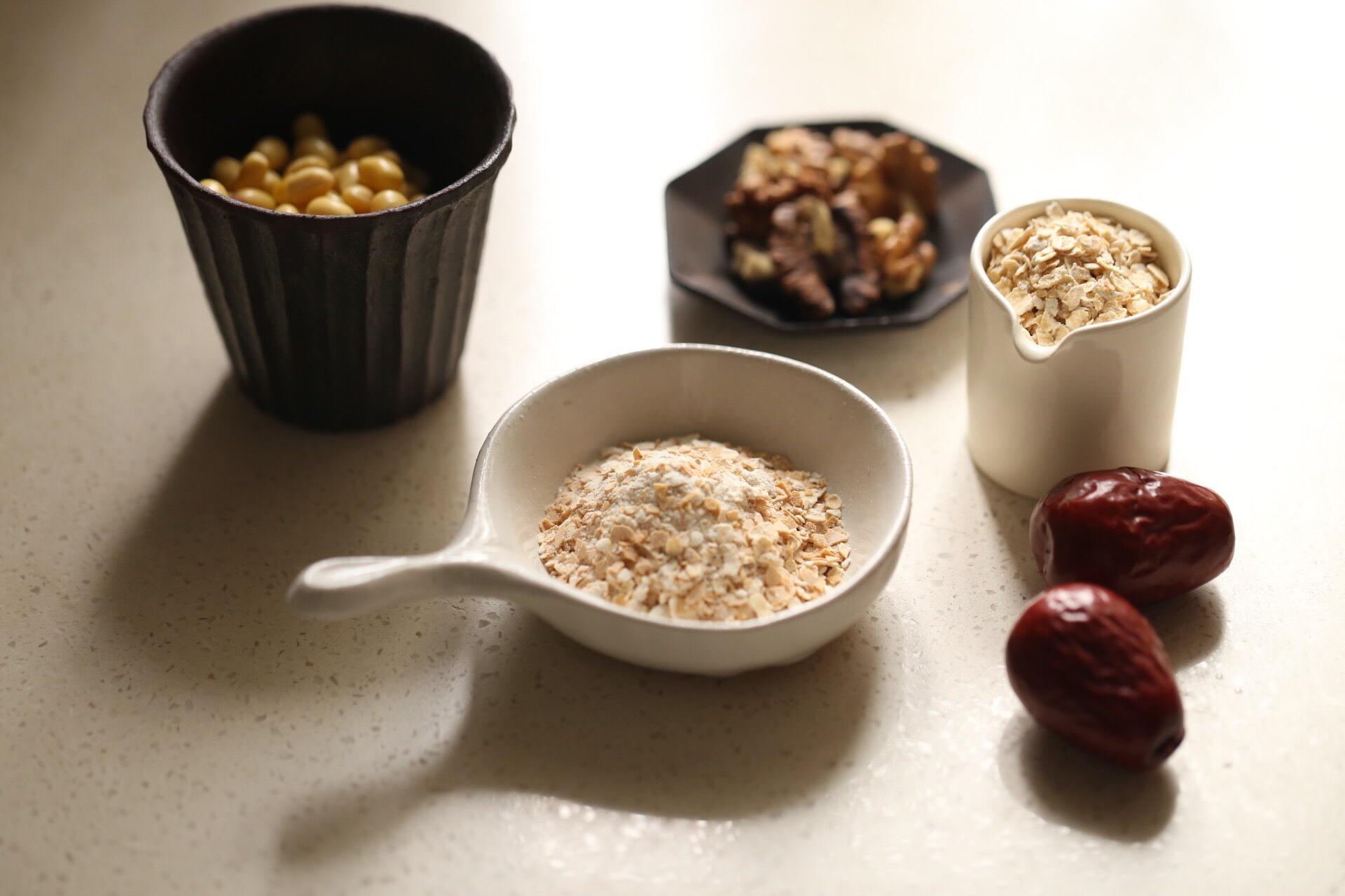 【阖家幸福】新年早餐—燕麦核桃豆浆的做法 步骤1