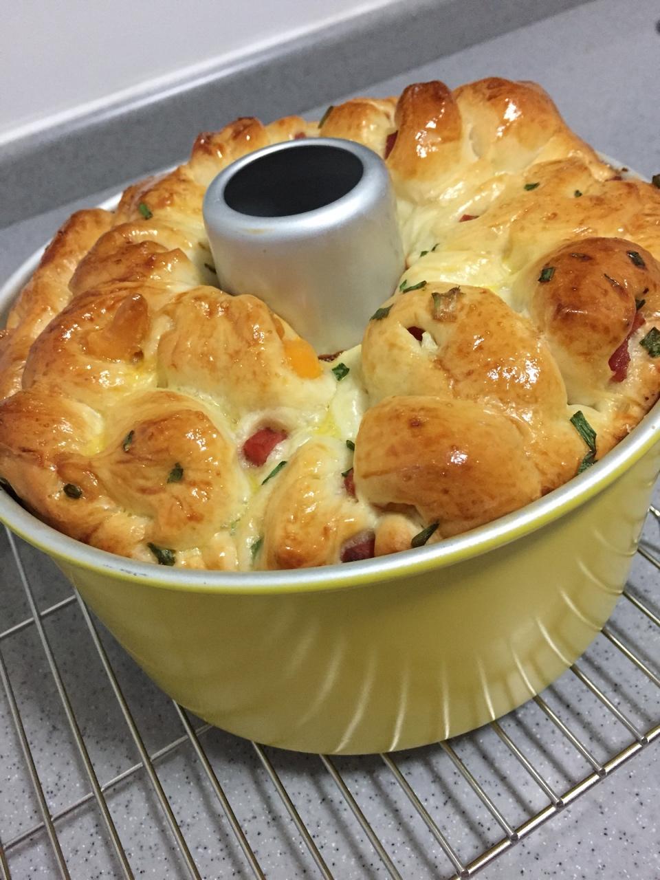 咸蛋黄培根葱香手撕包-香的没道理