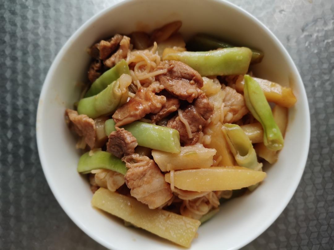 五花肉豆角土豆焖面