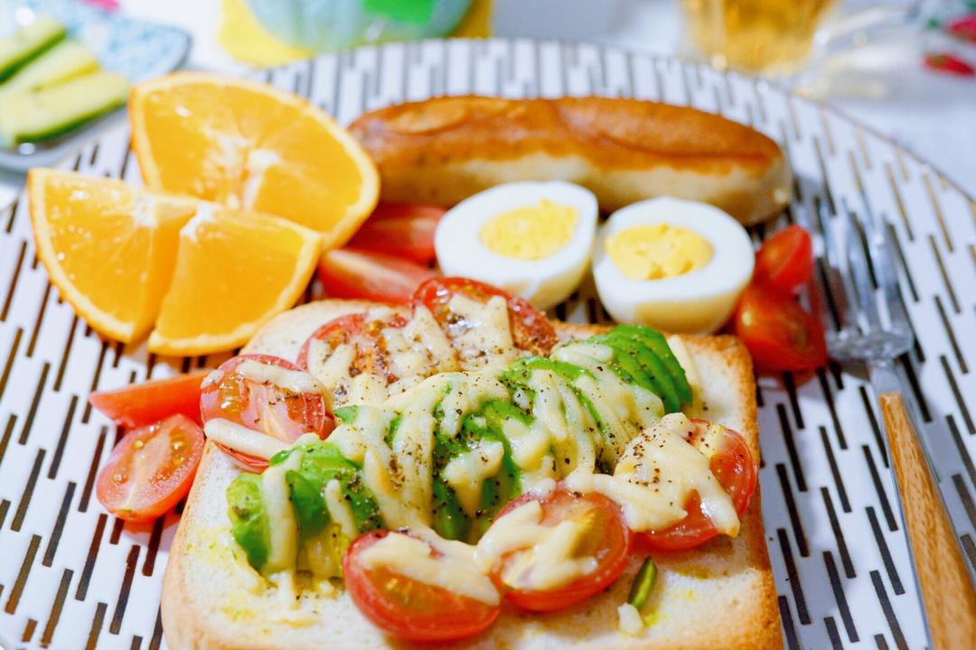 烤肠牛油果土司披萨