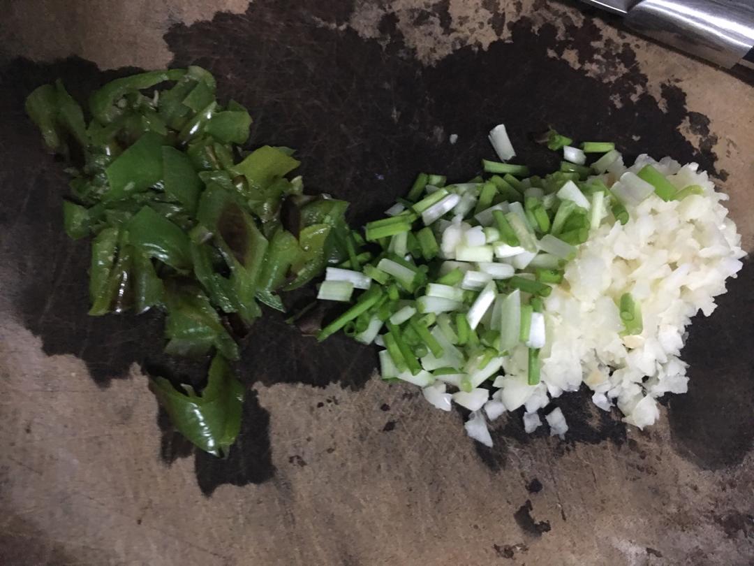 直流口水的家庭版手撕烧椒茄子（有茄子不变色小秘诀哦）