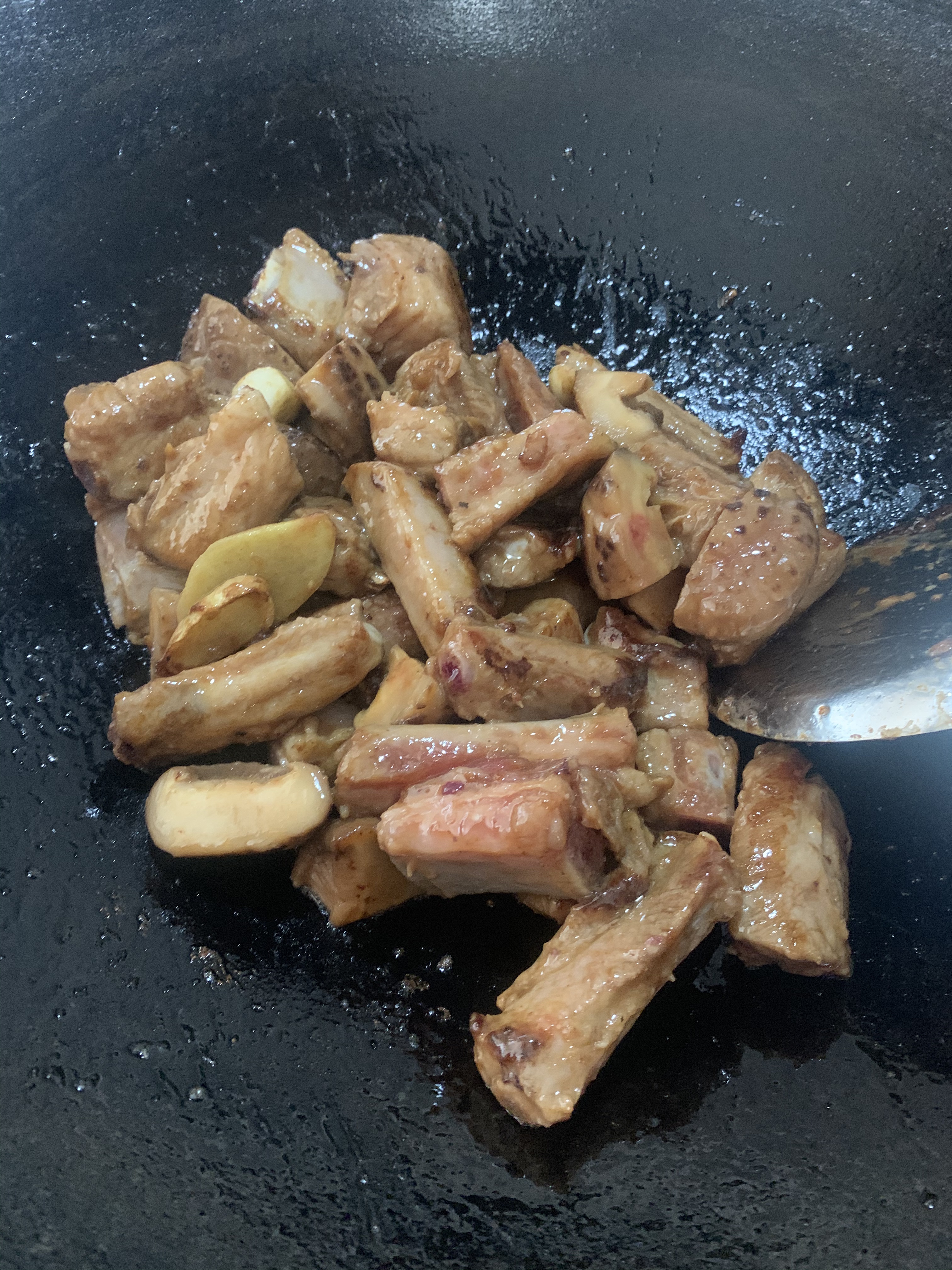 排骨焖冬菇：超嫩滑的已经腌制过的排骨，只需焖煮半小时就很嫩滑入味了，超爱吃冬菇香喷喷的的做法 步骤3
