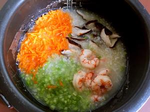 香菇虾仁蔬菜藜麦粥的做法 步骤4