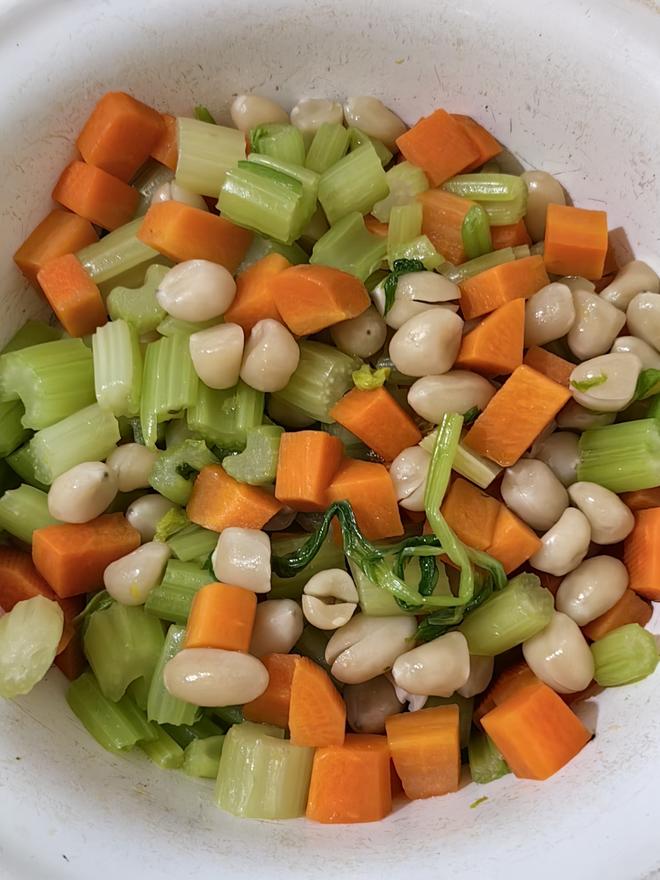 西芹胡萝卜炝拌花生米（开胃小菜）的做法
