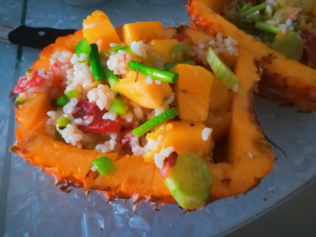 菠萝炒饭配柠檬红茶 Fried Rice With Pineapple And Lemon Tea
