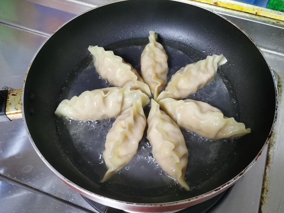 煎饺抱蛋（必品阁冻饺快手版）的做法 步骤6