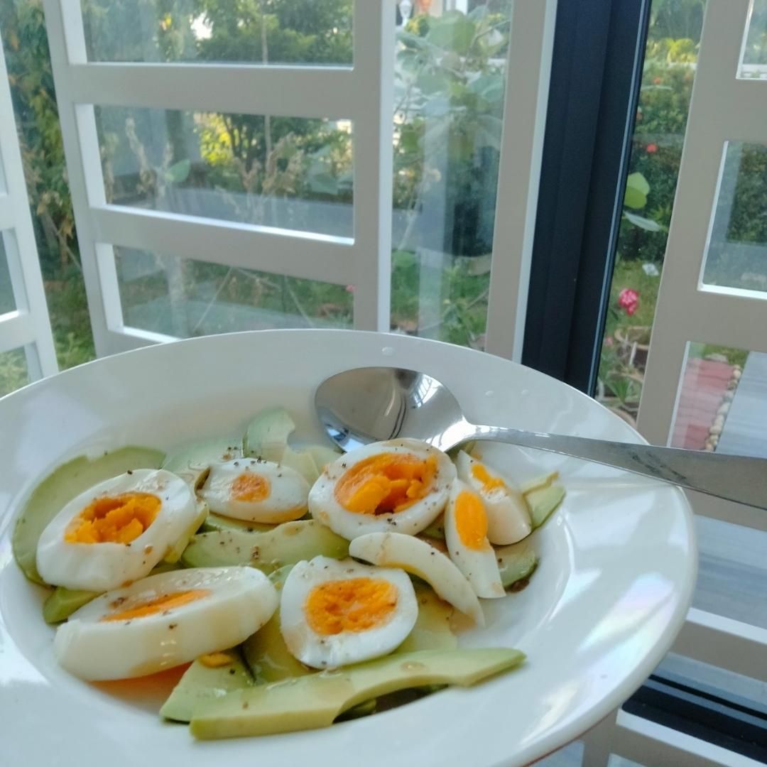 早餐之牛油果鸡蛋沙拉