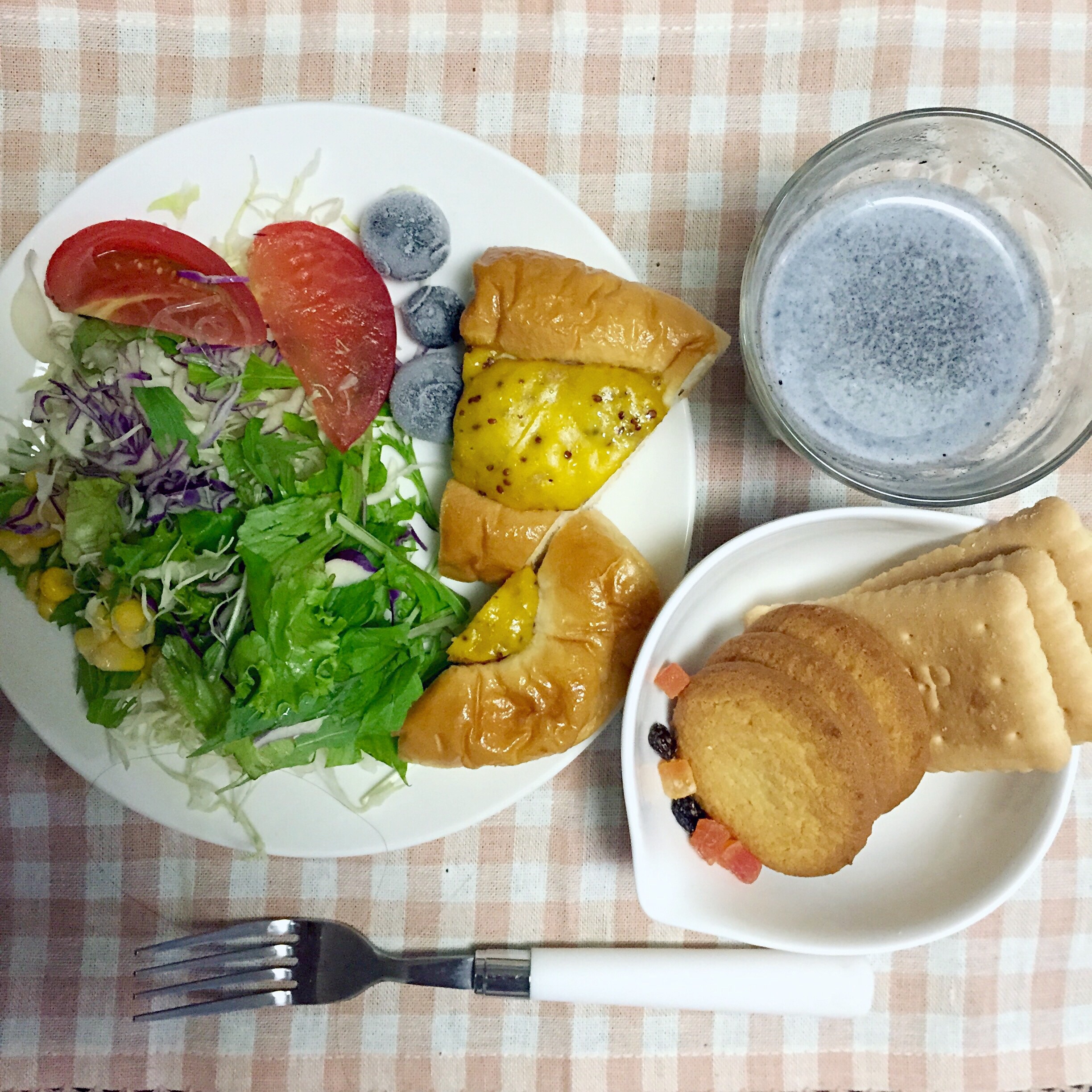 青食钙奶饼干泡牛奶