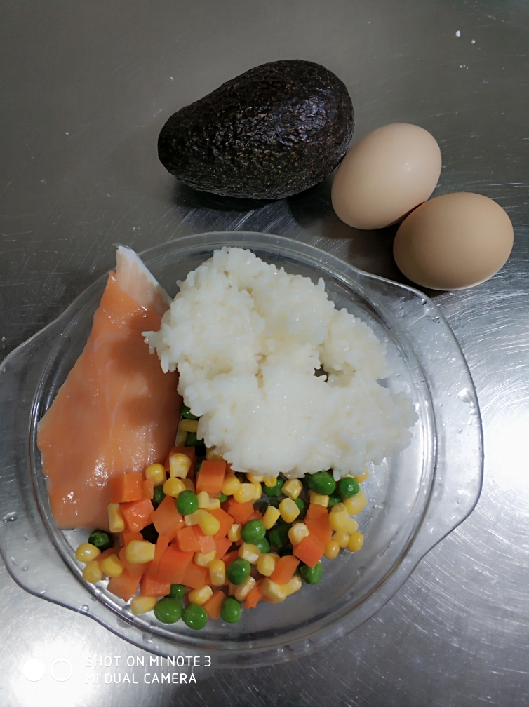 三文鱼牛油果蛋炒饭～五丰大米的做法 步骤2
