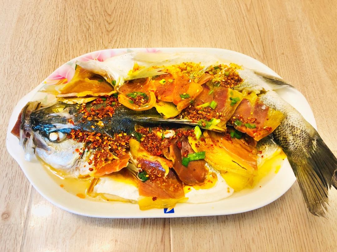 梁面面做的火腿蒸鲈鱼