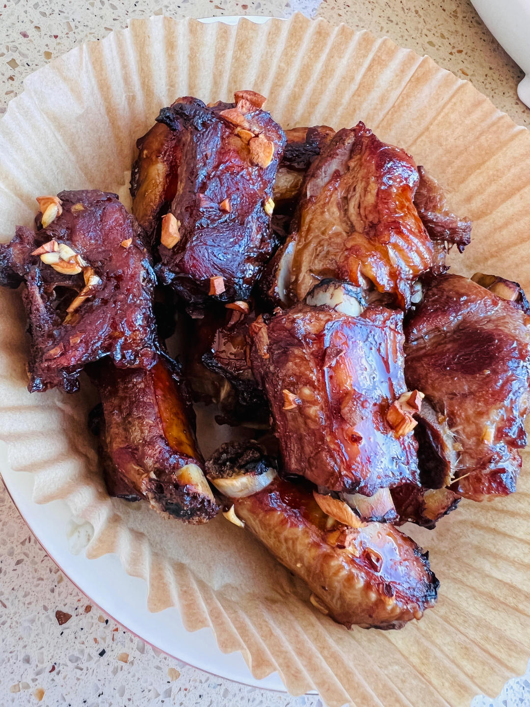 外焦里嫩！好吃到舔手指的蒜香烤排骨