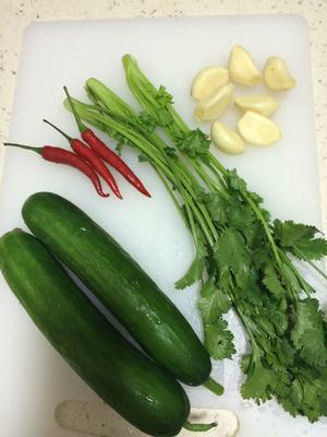 华农食谱－拍青瓜的做法 步骤1