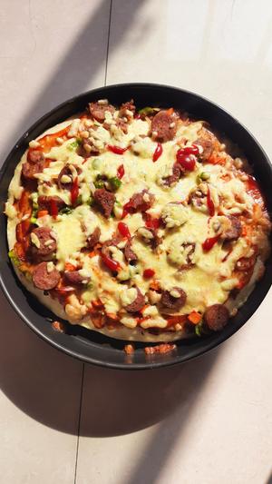 香肠青椒洋葱胡萝卜披萨，超简单超美味低脂披萨底，可用中筋面粉做披萨底，低卡低脂披萨底的做法 步骤27
