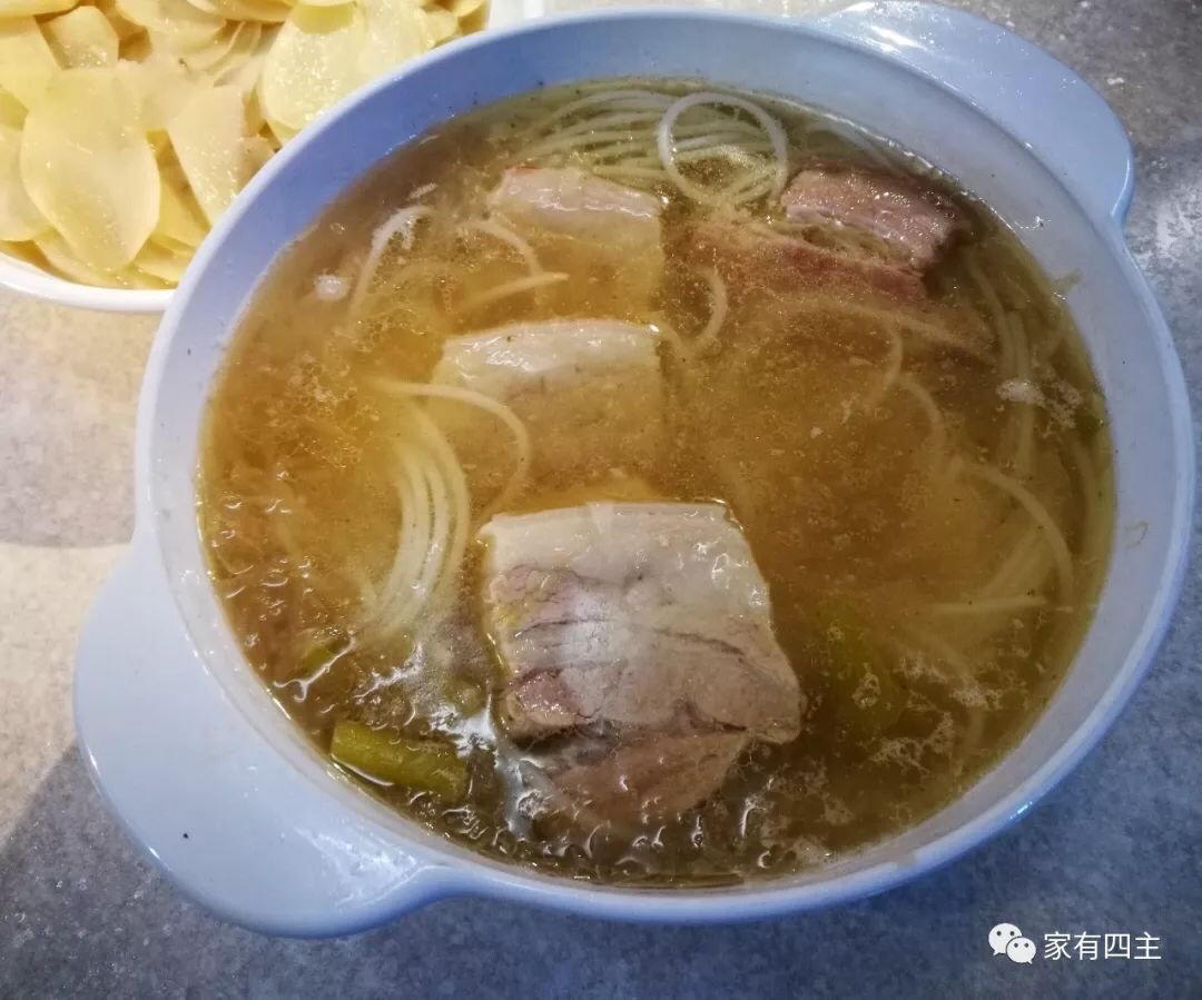 酸菜五花肉米粉