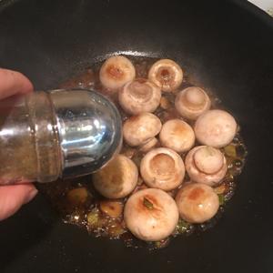 红烧口蘑的做法 步骤6