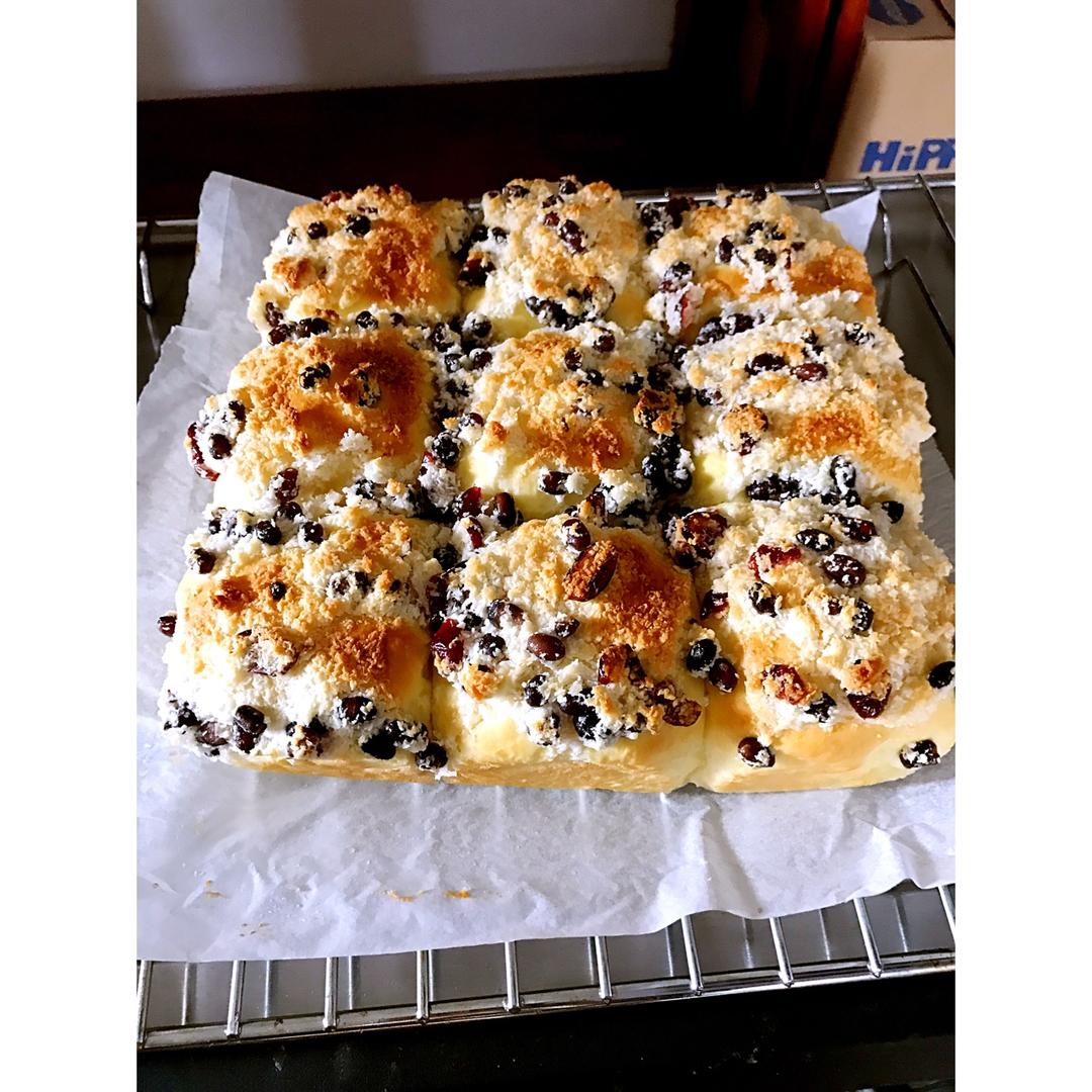 椰蓉蜜豆泡浆面包