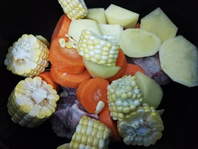 萝卜玉米脊骨汤的做法