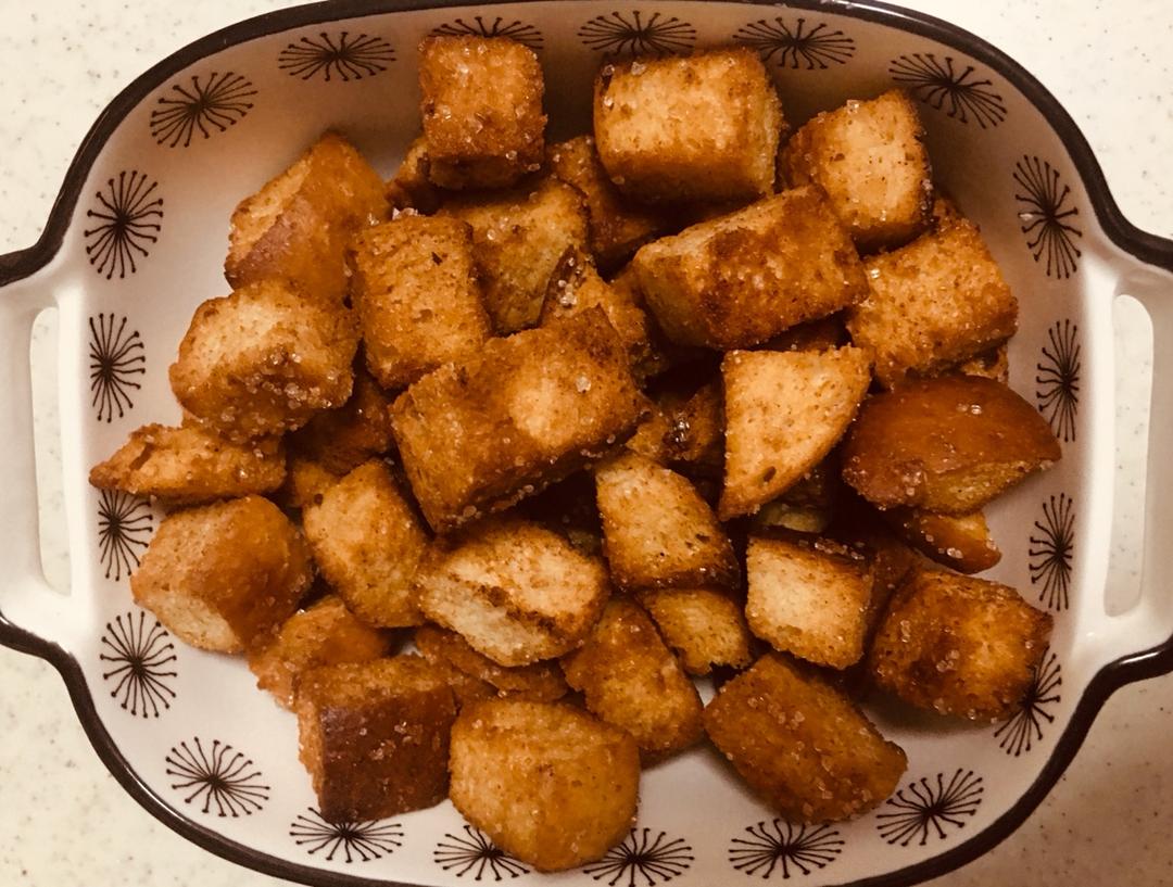 超级简单的焦糖肉桂面包粒