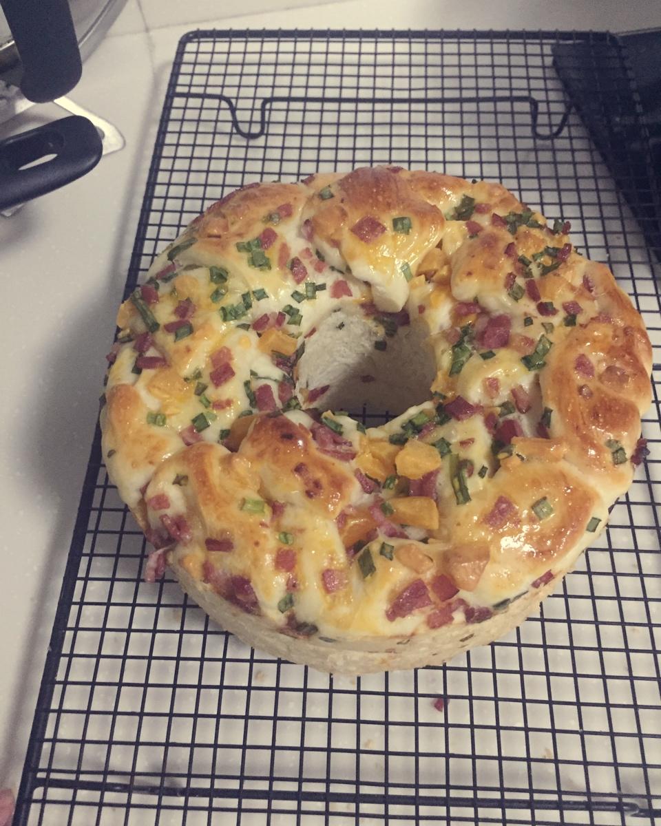 咸蛋黄培根葱香手撕包-香的没道理