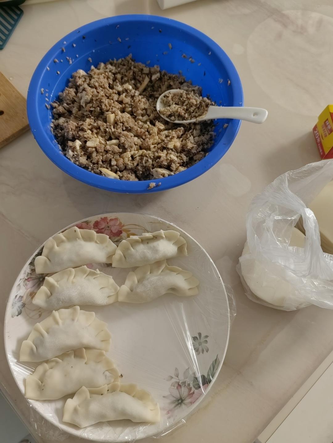 猪肉香菇豆干馅饺子的做法 步骤5