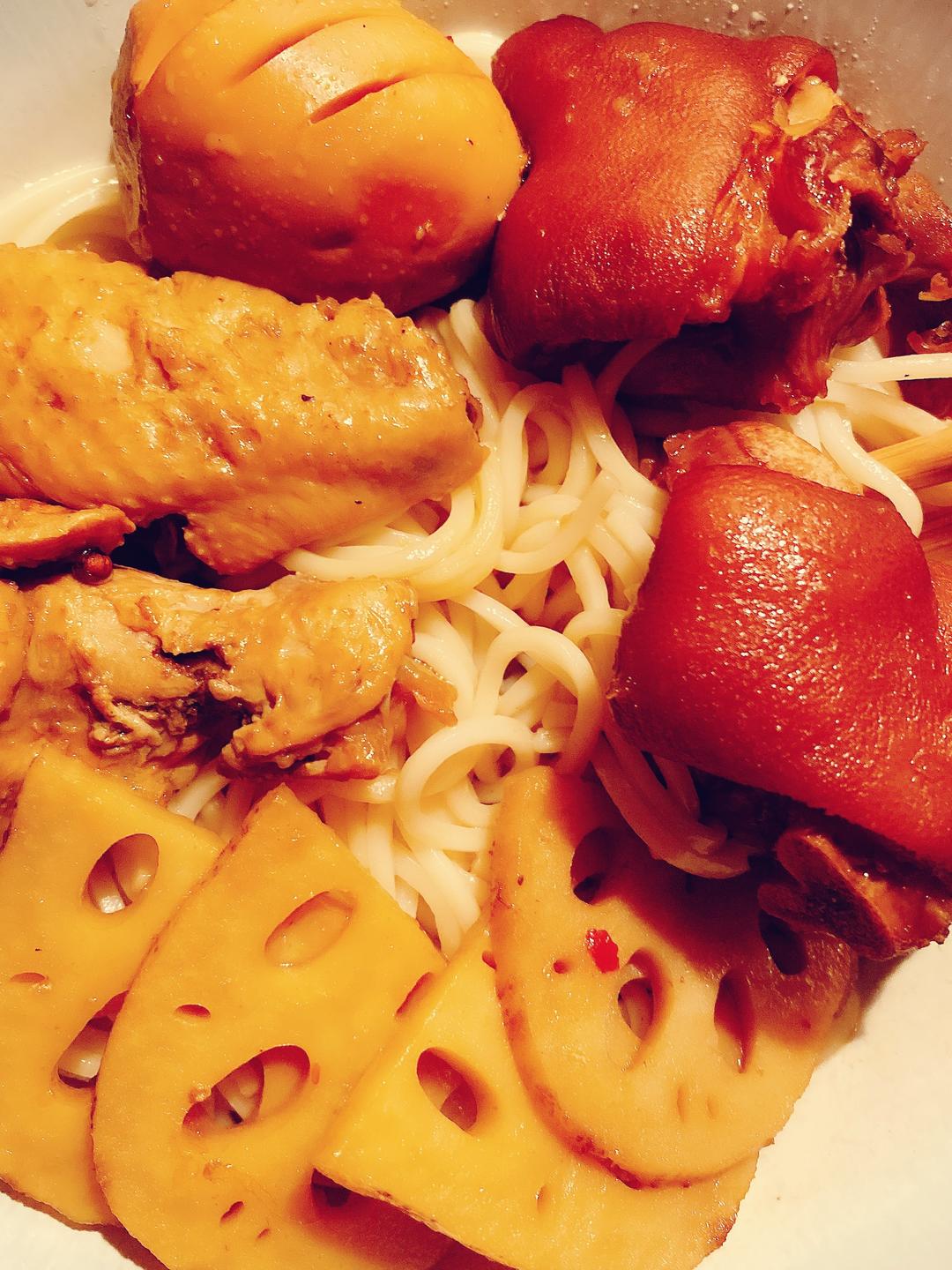 秘制卤猪蹄（鸡翅，藕，鸡蛋），色泽油量，酱香十足，软糯不腻，方法和配方简单，学会了天天在家吃