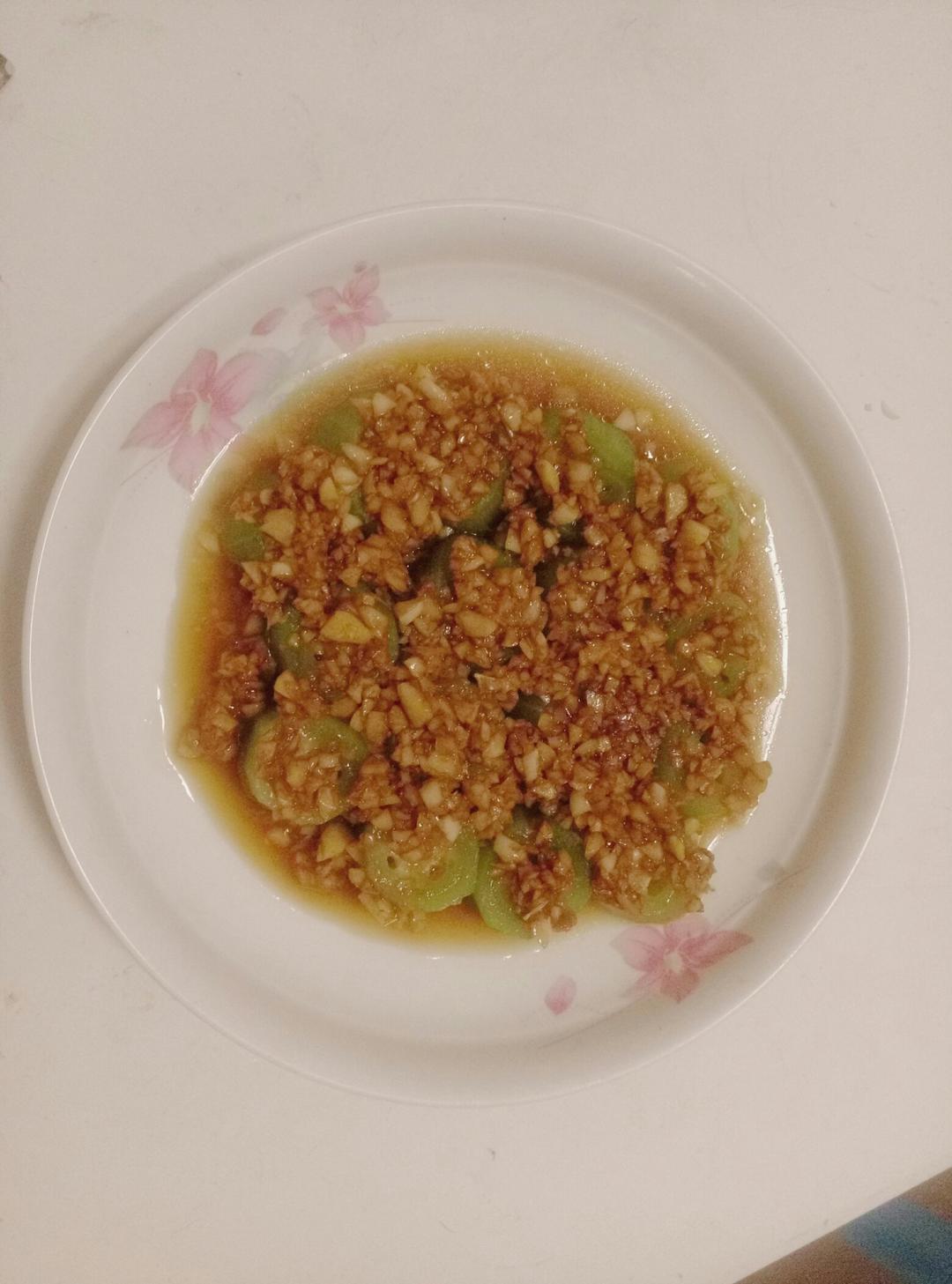 只需要五分钟就可以的美味蒜蓉蒸丝瓜