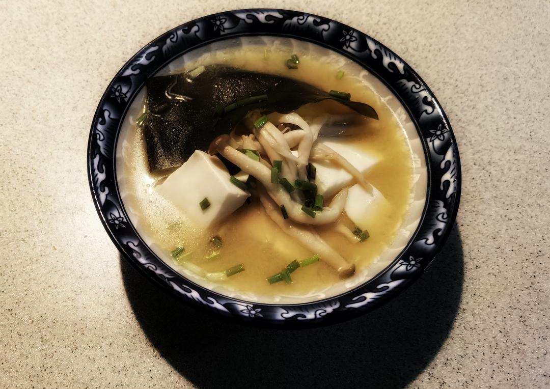 嫩滑鲜美的蟹味菇豆腐味噌汤－日本女子大学食堂的绝品