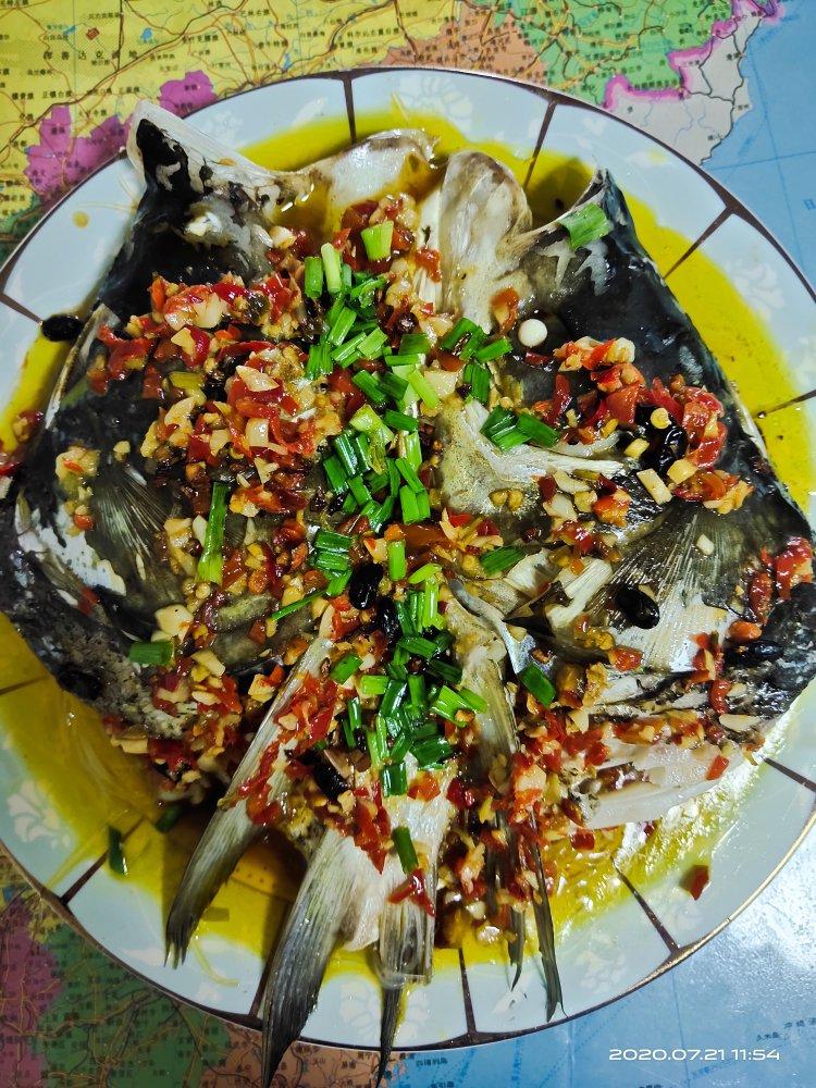 剁椒粉丝蒸鱼头