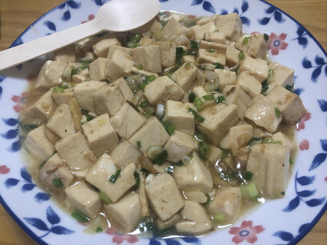 不放肉也超下饭的葱焖豆腐