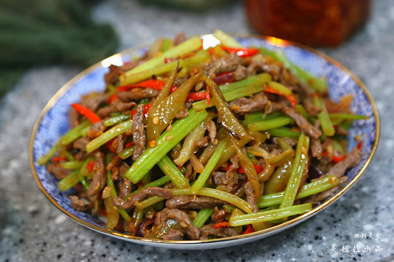 芹菜炒牛肉丝儿的做法